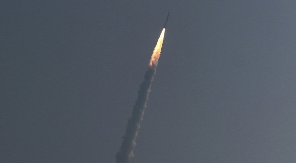 &Oacute;RBITA Dezessete minutos ap&oacute;s decolar, o Amaz&ocirc;nia-1 se separou do foguete indiano a 757 km de altitude