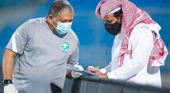 MORAL Catatau (E) está no mundo saudita desde 2006 e, hoje, chefia o departamento médico da seleção árabe
