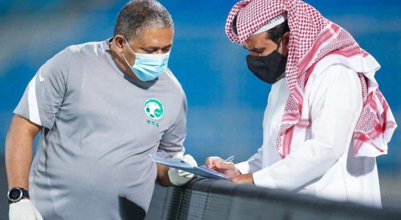 MORAL Catatau (E) está no mundo saudita desde 2006 e, hoje, chefia o departamento médico da seleção árabe
