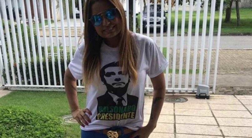 Em novembro de 2019, a foto da promotora Carmen Eliza Bastos vestindo camiseta de apoio ao presidente Jair Bolsonaro rodou as redes sociais