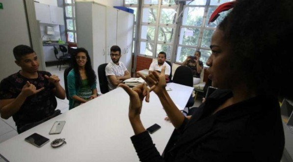 Governo de Pernambuco abre seleção de 501 profissionais para Secretaria de Educação com salários de até R$ 2,8 mil