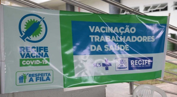 Recife inicia vacina&ccedil;&atilde;o contra Covid de trabalhadores da sa&uacute;de com idades entre 55 e 59 anos Grupo priorit&aacute;rio come&ccedil;ou a receber doses da vacina CoronaVac nesta quinta-feira (4).