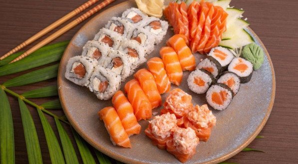 Imagem de prato com peças de sushi, uma das receitas japonesas mais famosas