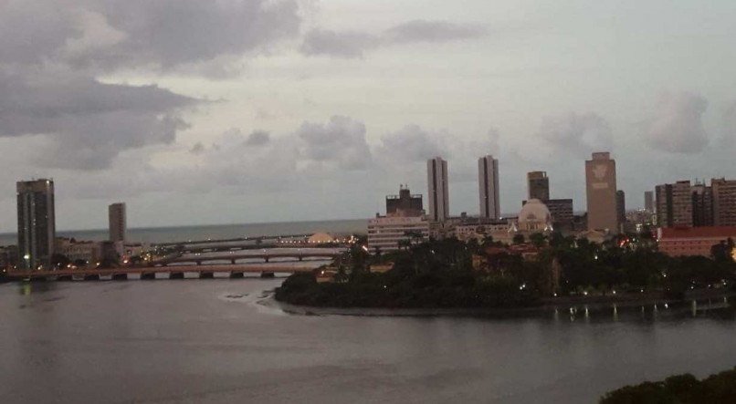 O s&aacute;bado (23) deve ter chuva de fraca a moderada no Grande Recife