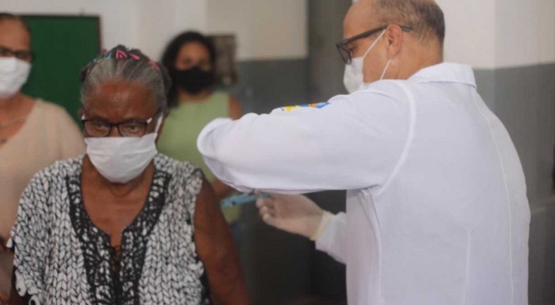 Idosos com mais de 70 anos já podem agendar a terceira dose da vacina contra a covid-19 pelo site da Prefeitura de Olinda