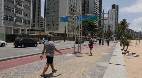 Cal&ccedil;ad&atilde;o da praia de Boa Viagem vazio durante restri&ccedil;&atilde;o imposta pelo governo de Pernambuco para frear avan&ccedil;o da covid-19. 06/03/2021