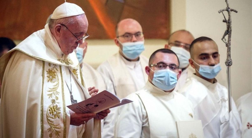 O papa celebrou missa na capital iraquiana