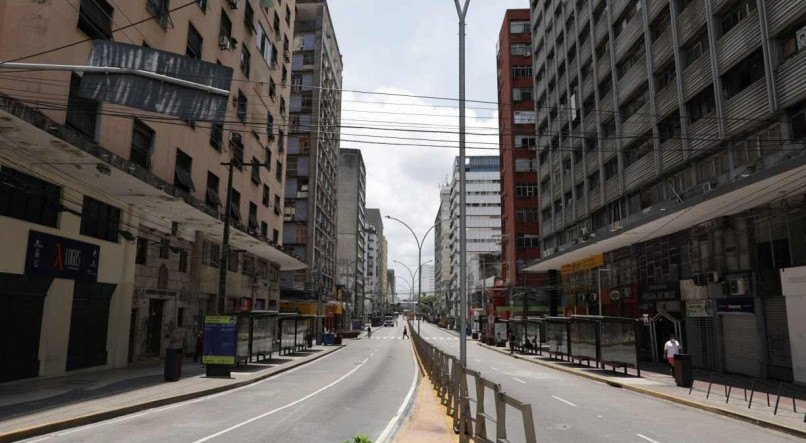 Avenida Conde da Boa Vista vazia no s&aacute;bado de restri&ccedil;&otilde;es impostas pelo governo de Pernambuco para conter avan&ccedil;o da covid-19. 06/03/2021