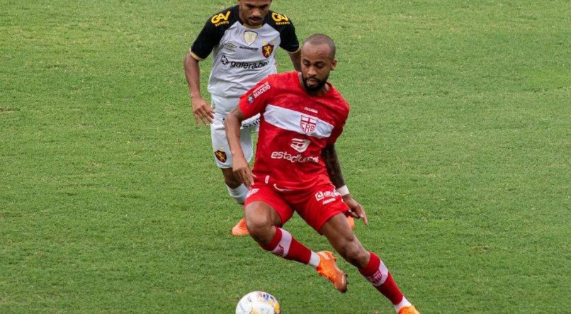 QUEDA Wesley (ex-Sport) marcou o segundo gol do time alagoano