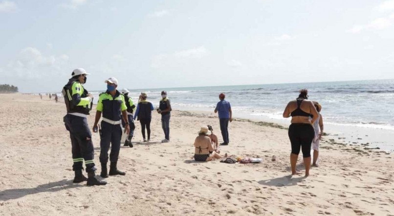 Mulheres se recusaram a deixar a faixa de areia em Boa Viagem
