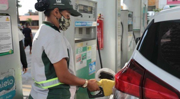 Preço da gasolina não sobe para pernambucanos, mesmo após alta da Petrobras; entenda