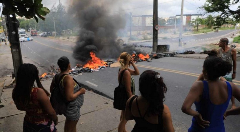 Os manifestantes bloquearam os dois sentidos da Avenida Cidade de Monteiro, que fica &agrave;s margens do rio, e atearam fogo em entulhos