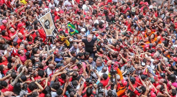 Lula lembrou o momento em que, em abril de 2018, deixou o Sindicato dos Metalúrgicos do ABC, em São Bernardo do Campo, no ABC paulista