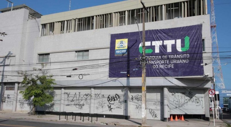 Pixa&ccedil;&otilde;es na Avenida Cruz Cabug&aacute; em Recife. 