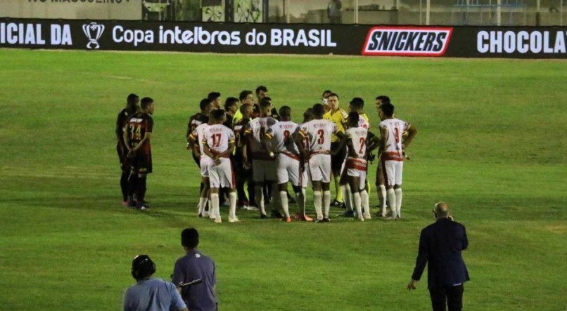 Lance durante a partida entre Juazeirense e Sport, v&aacute;lida pela Copa do Brasil, no Est&aacute;dio Adauto Moraes, em Juazeiro (BA), nesta quarta-feira (10).