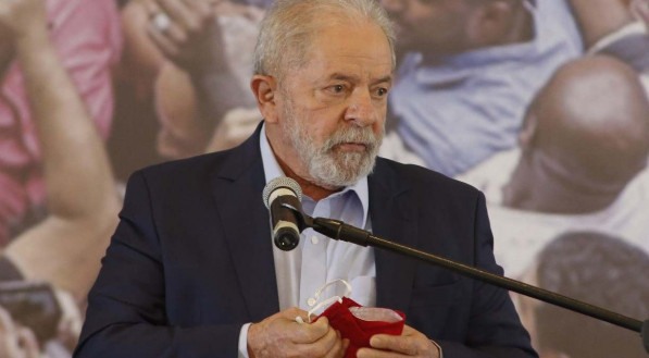Lula foi &agrave;s redes sociais comemorar apresenta&ccedil;&atilde;o do &quot;superpedido&quot; de impeachment