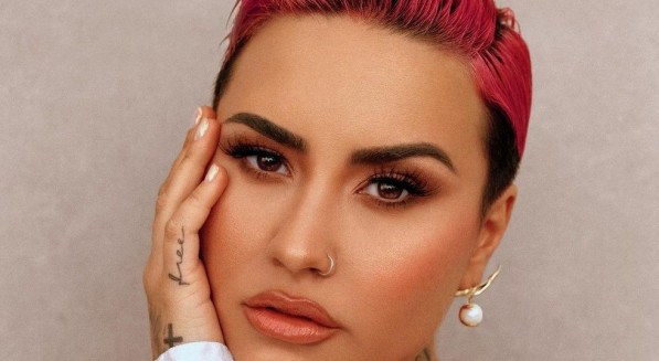 A cantora Demi Lovato concedeu entrevista para a revista Glamour norte-americana