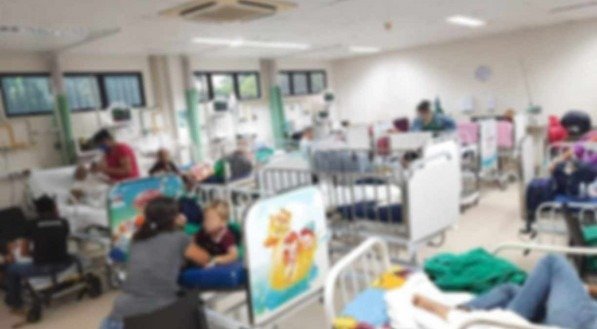 Médicos e pacientes denunciam superlotação na emergência pediátrica do Hospital Barão de Lucena