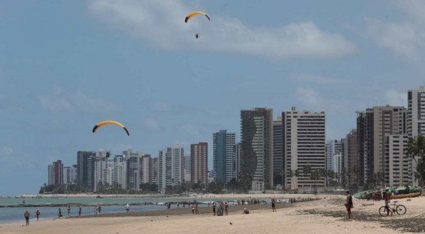 Praia de Piedade, em Jaboat&atilde;o, no segundo s&aacute;bado de restri&ccedil;&otilde;es mais r&iacute;gidas em Pernambuco