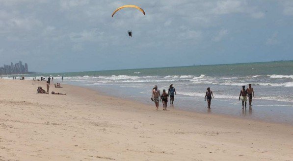 Praia de Piedade, em Jaboat&atilde;o, no segundo s&aacute;bado de restri&ccedil;&otilde;es mais r&iacute;gidas em Pernambuco