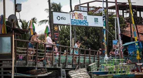 Em Porto de Galinhas, principal destino tur&iacute;stico de Pernambuco e um dos maiores do Pa&iacute;s, houve uma redu&ccedil;&atilde;o de 50% no n&uacute;mero de pessoas nas praias, comparado ao primeiro fim de semana de restri&ccedil;&otilde;es. Mas mesmo assim a fiscaliza&ccedil;&atilde;o teve trabalho
