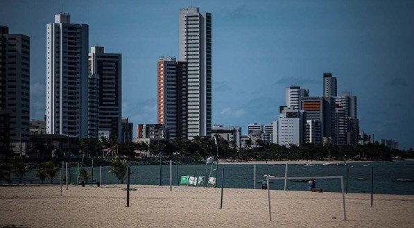 Movietacao na praia de Olinda