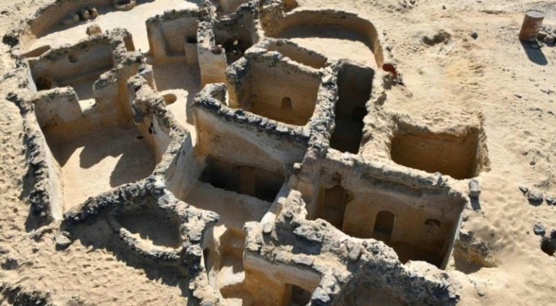 Imagem fornecida pelo minist&eacute;rio do Turismo e das Antiguidades do Egito mostra os restos de antigos edif&iacute;cios crist&atilde;os encontrados