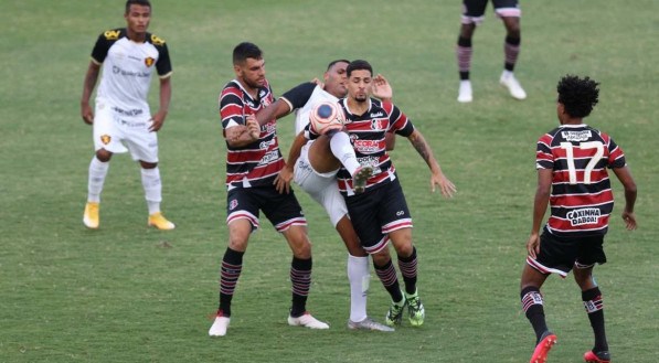 Lances do jogo de futebol Sport X Santa Cruz, v&aacute;lido pelo Campeonato Pernambucano, no Est&aacute;dio do Arruda.
