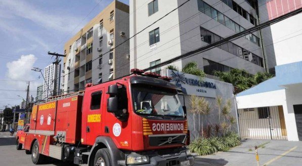 Incêndio atinge quarto andar de prédio em Boa Viagem, na Zona Sul do Recife 