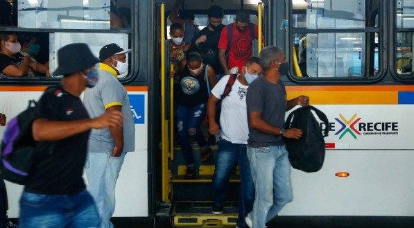 Bastante movimenta&ccedil;&atilde;o de passageiros nos Terminais de Joana Bezerra e Esta&ccedil;&atilde;o Central do Recife na semana que entra em vigor o segundo lockdown do estado.