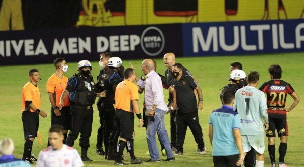 Lance do jogo entre os times do Sport e 4 de Julho v&aacute;lido pela Copa do Nordeste 2021. Jogo realizado no est&aacute;dio da Ilha do Retiro no Recife. 