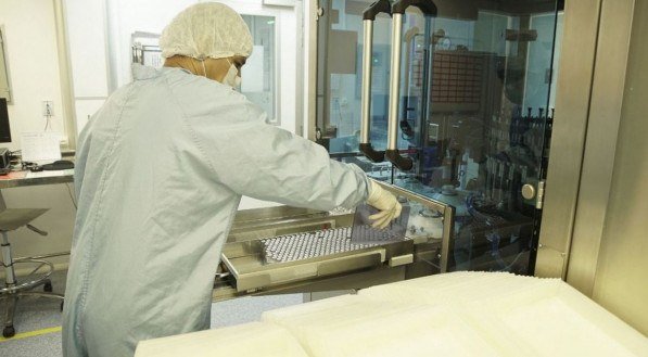 Fiocruz entrega vacinas produzidas no Brasil contra covid-19 