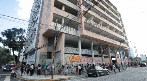 Muitas das pessoas n&atilde;o usavam m&aacute;scaras, e a reportagem da TV Jornal n&atilde;o viu funcion&aacute;rios organizando a fila para que haja um distanciamento entre os benefici&aacute;rios