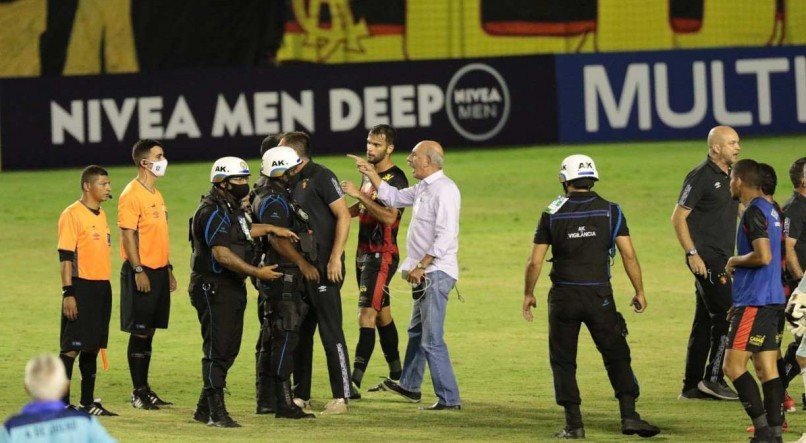 Fred Domingos invadiu o gramado da Ilha do Retiro para reclamar com arbitragem de Sport x 4 de Julho