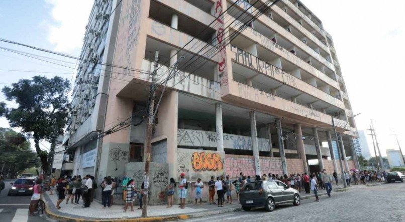 Muitas das pessoas n&atilde;o usavam m&aacute;scaras, e a reportagem da TV Jornal n&atilde;o viu funcion&aacute;rios organizando a fila para que haja um distanciamento entre os benefici&aacute;rios