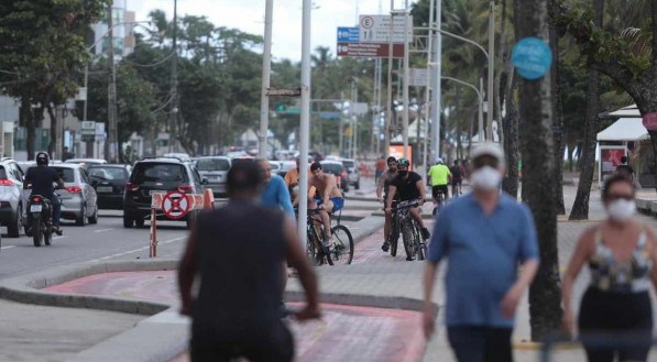 Movimenta&ccedil;&atilde;o na praia de Boa Viagem, na Zona Sul do Recife, nesta quinta-feira
