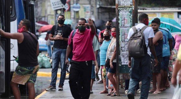 Movimenta&ccedil;&atilde;o em Prazeres, em Jaboat&atilde;o dos Guararapes, no Grande Recife, nesta quinta-feira (18)