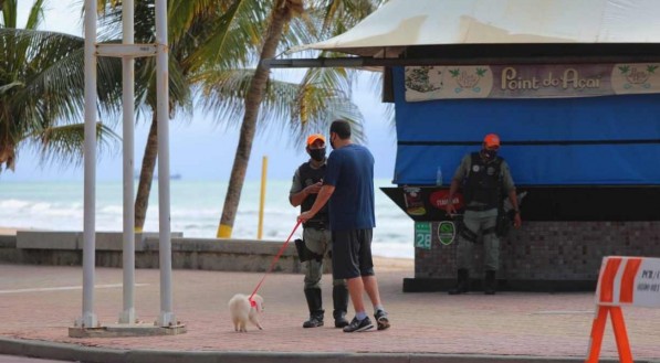 Movimenta&ccedil;&atilde;o na praia de Boa Viagem, na Zona Sul do Recife, nesta quinta-feira (18)