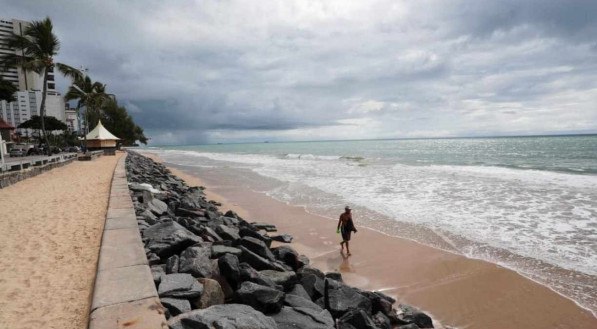 Movimenta&ccedil;&atilde;o na praia de Boa Viagem, na Zona Sul do Recife, nesta quinta-feira (18)