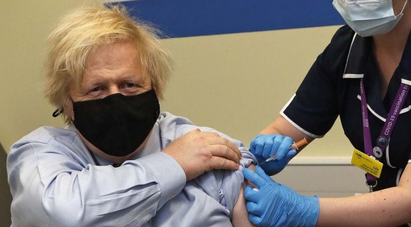 IMUNIZADO Primeiro-ministro do Reino Unido, Boris Johnson, recebe primeira dose da AstraZeneca/Oxford 