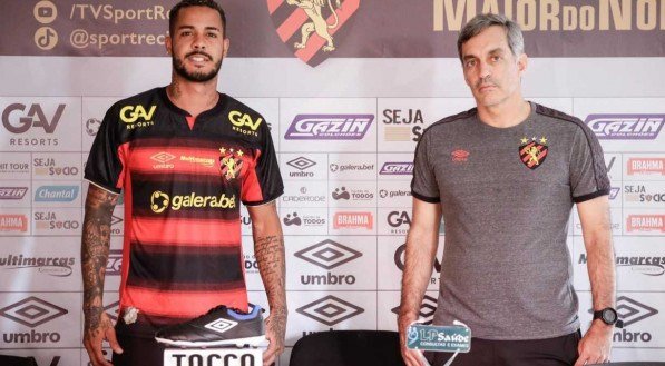 Maxwell ao lado do diretor de futebol, Francisco Guerra