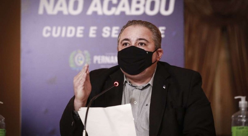 Apesar de estarmos dando passos à frente, os indicadores positivos (da covid-19) ainda não nos permitem abdicar do cuidado", salienta o secretário de Saúde de Pernambuco, André Longo 