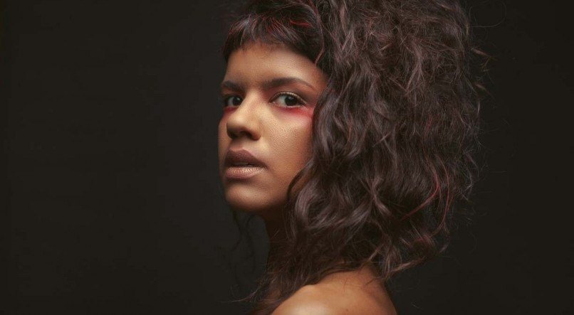 Natural do Recife, Maria Flor é produtora, cantora, compositora, atriz e passista de frevo
