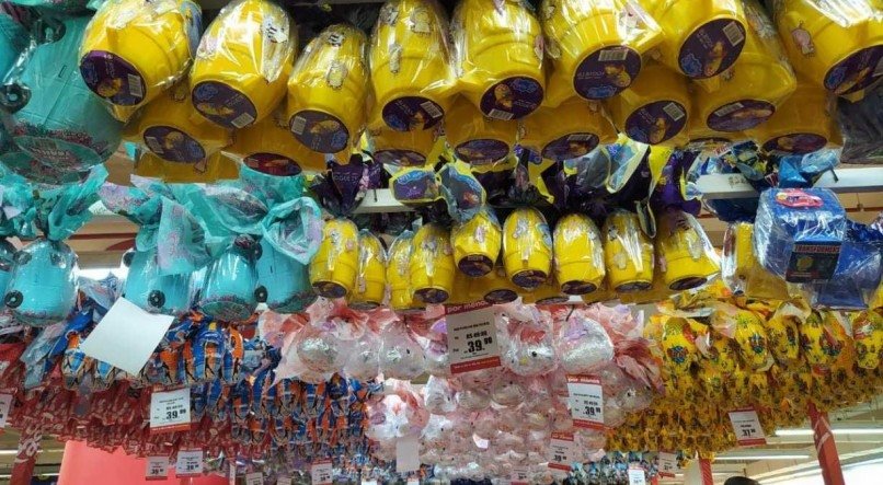 Muitos pais e m&atilde;es est&atilde;o em busca de ovo de p&aacute;scoa infantil com brinquedo