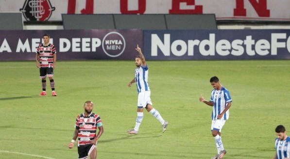 Segundo gol do CSA feito por Guilherme Dellatorre no jogo de futebol entre os times do Santa Cruz (PE) e CSA (AL) v&aacute;lido pela Copa do Nordeste 2021. Partida realizada no est&aacute;dio do Arruda, em Recife (PE), neste s&aacute;bado  (20/03/2021). 