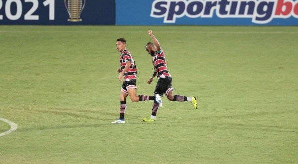  Lance no jogo de futebol entre os times do Santa Cruz (PE) e CSA (AL) v&aacute;lido pela Copa do Nordeste 2021. Partida realizada no est&aacute;dio do Arruda, em Recife (PE), neste s&aacute;bado
 