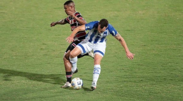  Lance no jogo de futebol entre os times do Santa Cruz (PE) e CSA (AL) v&aacute;lido pela Copa do Nordeste 2021. Partida realizada no est&aacute;dio do Arruda, em Recife (PE), neste s&aacute;bado
 