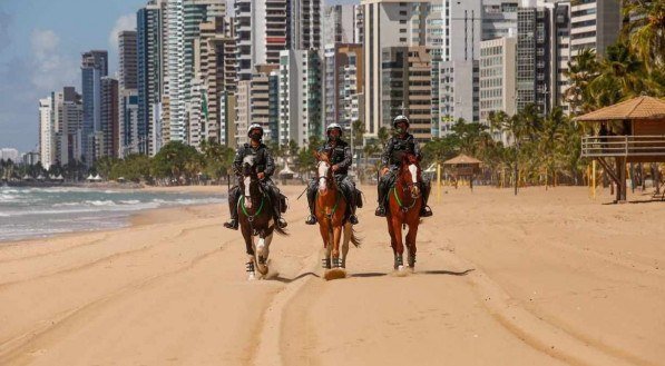 Policiais militares fiscalizam Praia de Boa Viagem no primeiro fim de semana de quarentena r&iacute;gida
