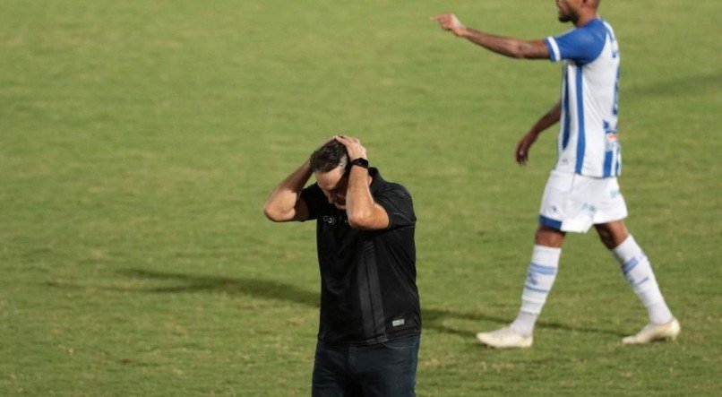  Lance no jogo de futebol entre os times do Santa Cruz (PE) e CSA (AL) v&aacute;lido pela Copa do Nordeste 2021. Partida realizada no est&aacute;dio do Arruda, em Recife (PE), neste s&aacute;bado
 