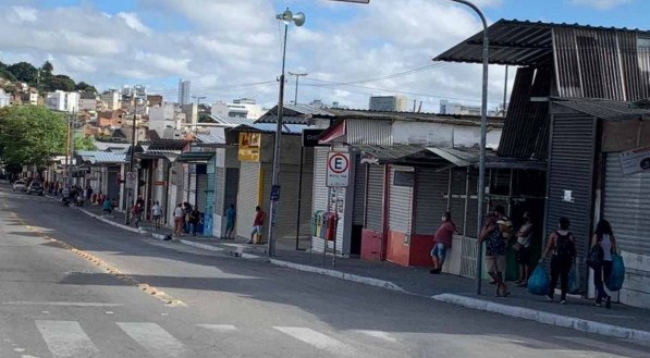 Portas de lojas abaixadas e pouca circula&ccedil;&atilde;o de pessoas pelas ruas no entorno do Parque 18 de Maio, em Caruaru